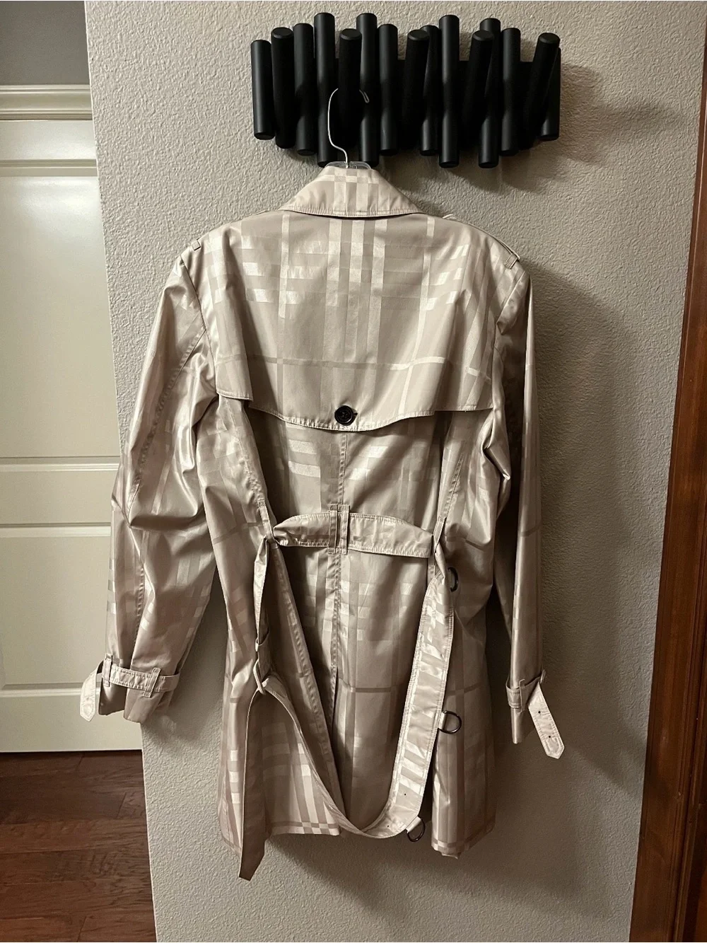 Burberry Women’s Light Beige Plaid Trench Coat - Picture 2 of 8